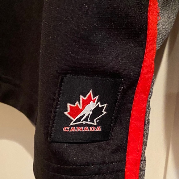 Team Canada Nike Men’s XL Dri-Fit half-zip shirt - Picture 4 of 7